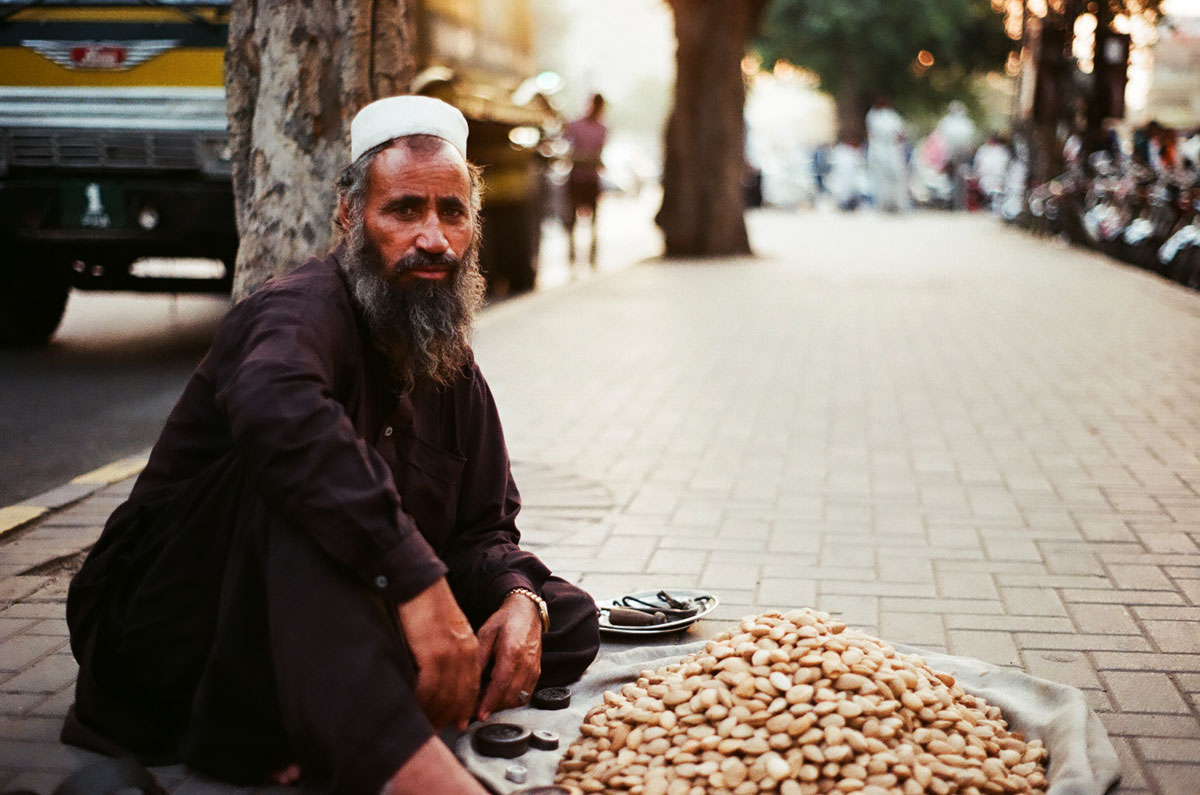 Mandelverkäufer-auf-den-Strassen-von-Lahore
